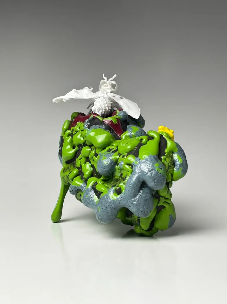 Plastic Disease I, 2022, Bone china, glaze, black clay, 10 x 12 x 7 cm, Photo by Alicia Cox 1.1